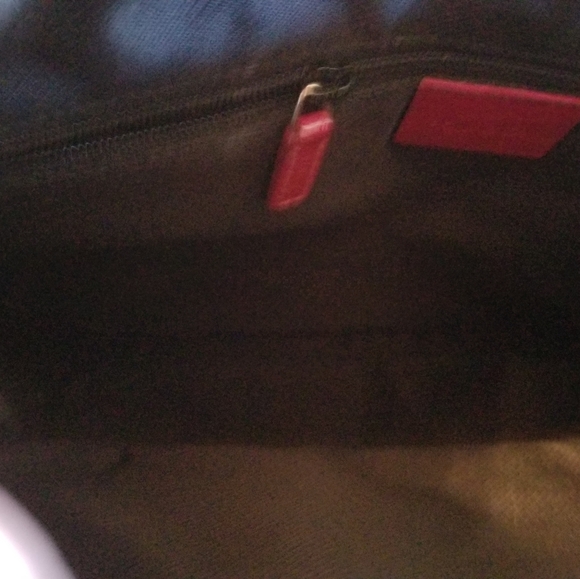 GUCCI Vintage red signature tote in very good condition. Comes with COA - Picture 9 of 13